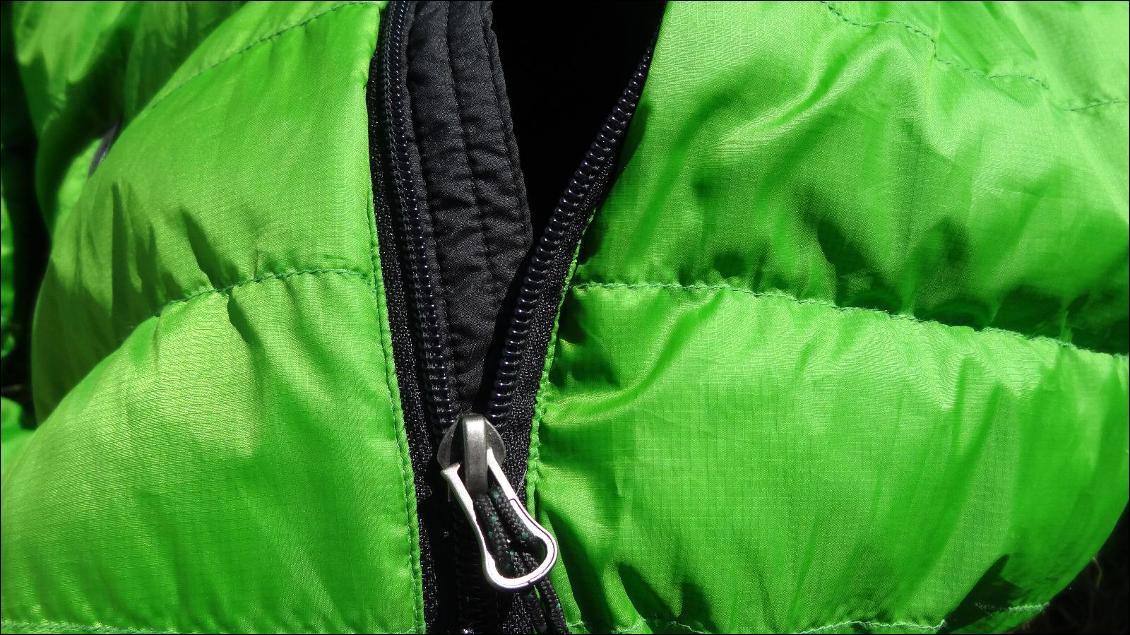 Zip central doublé pour limiter les déperditions thermiques