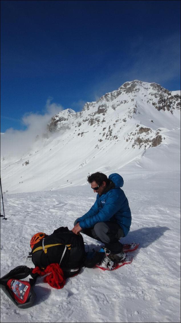 Vol rando hivernal, au col, on se prépare pour décoller