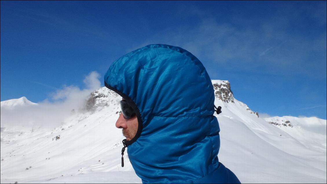 Capuche ample, bien isolante, et réglable en tour de tête, tour de visage élastiqué (non réglable)