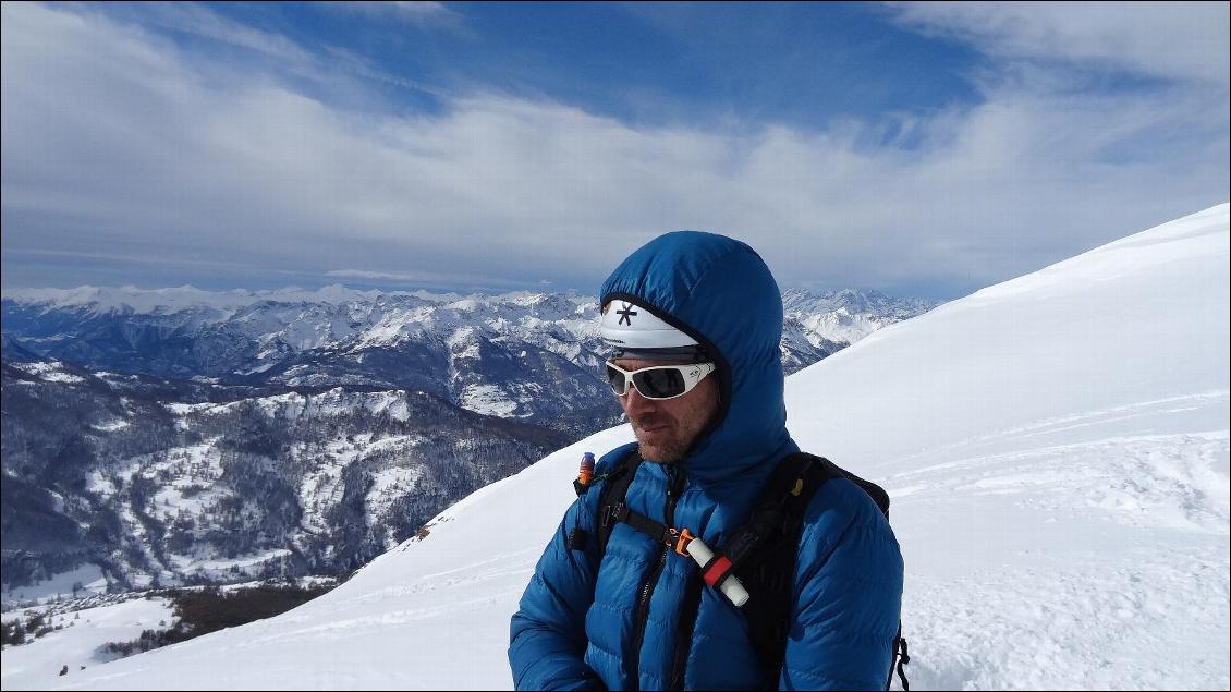 La capuche est assez ample pour permettre le port d'un casque (ici un casque de ski, très proche de casques de parapente)