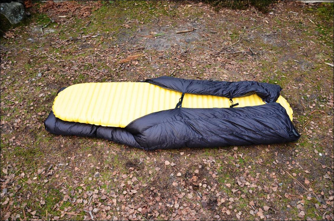 Ensemble matelas+quilt retourné, dans une position où le quilt est bordé sous le matelas et le footbox est posé sur le matelas