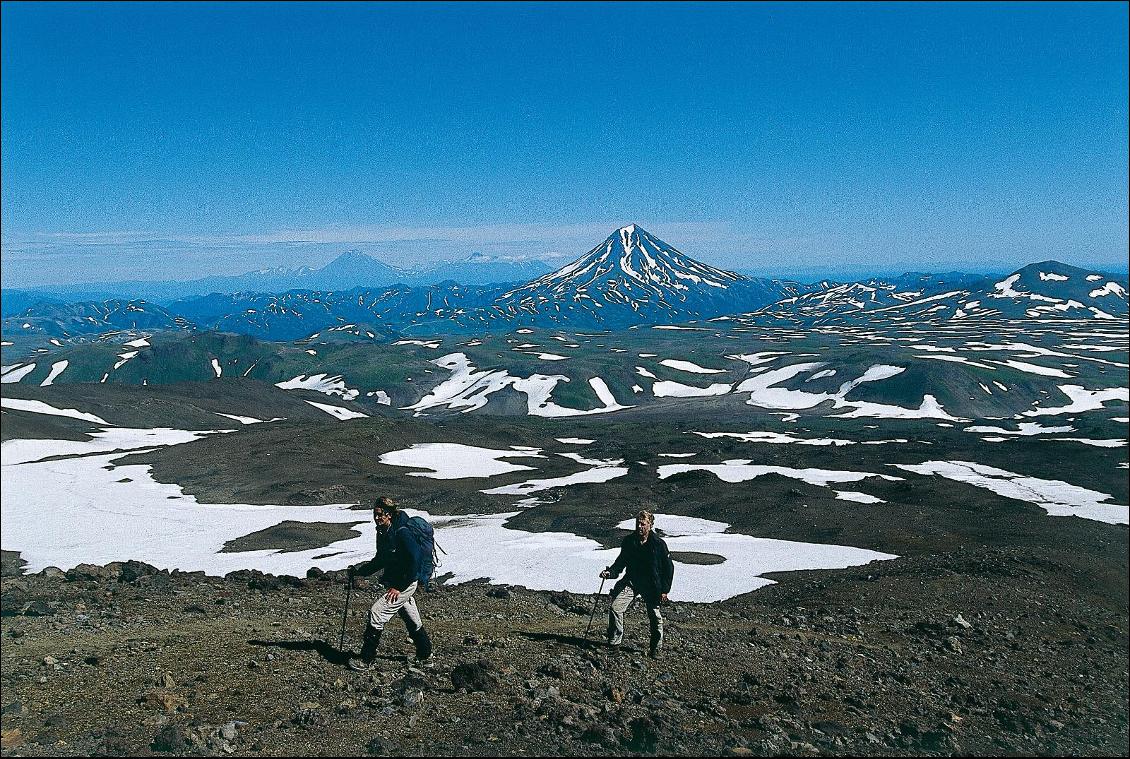 Ascension du Gorely, coalescence de onze caldeiras versicolores, en vue des silhouettes ravinées du Vilioutchinski et du Koriakski.