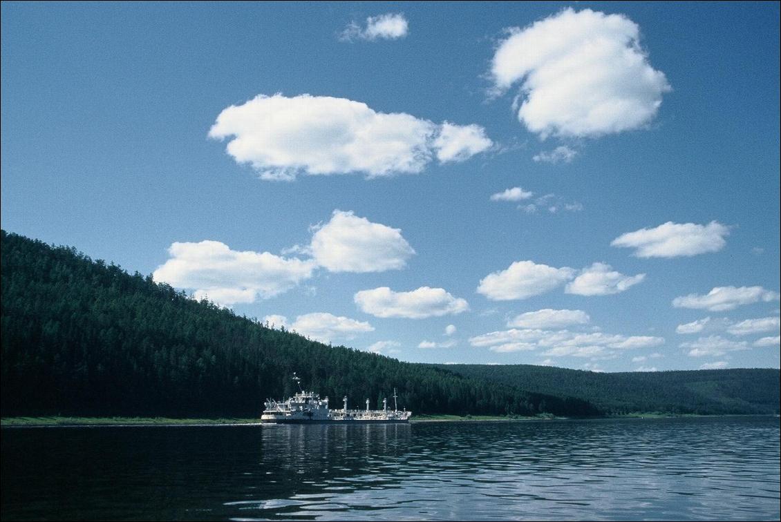 Les navires de la marine russe effectuent en 40 jours les milliers de kilomètres de fleuve, qui séparent la ville Ust’kut de l’océan Arctique