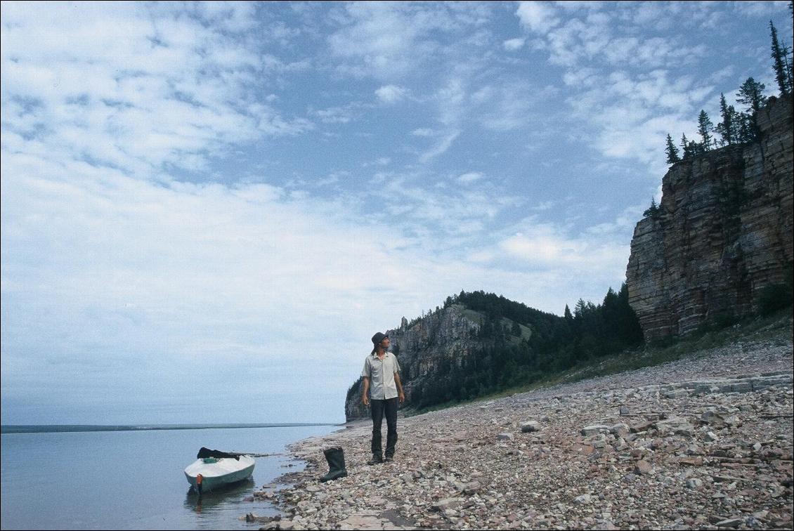 De multiples paysages bordent la Lena, tantôt des falaises hautes de plus de 100 mètres me font de l’ombre, tantôt les berges sont saturées de fourrés