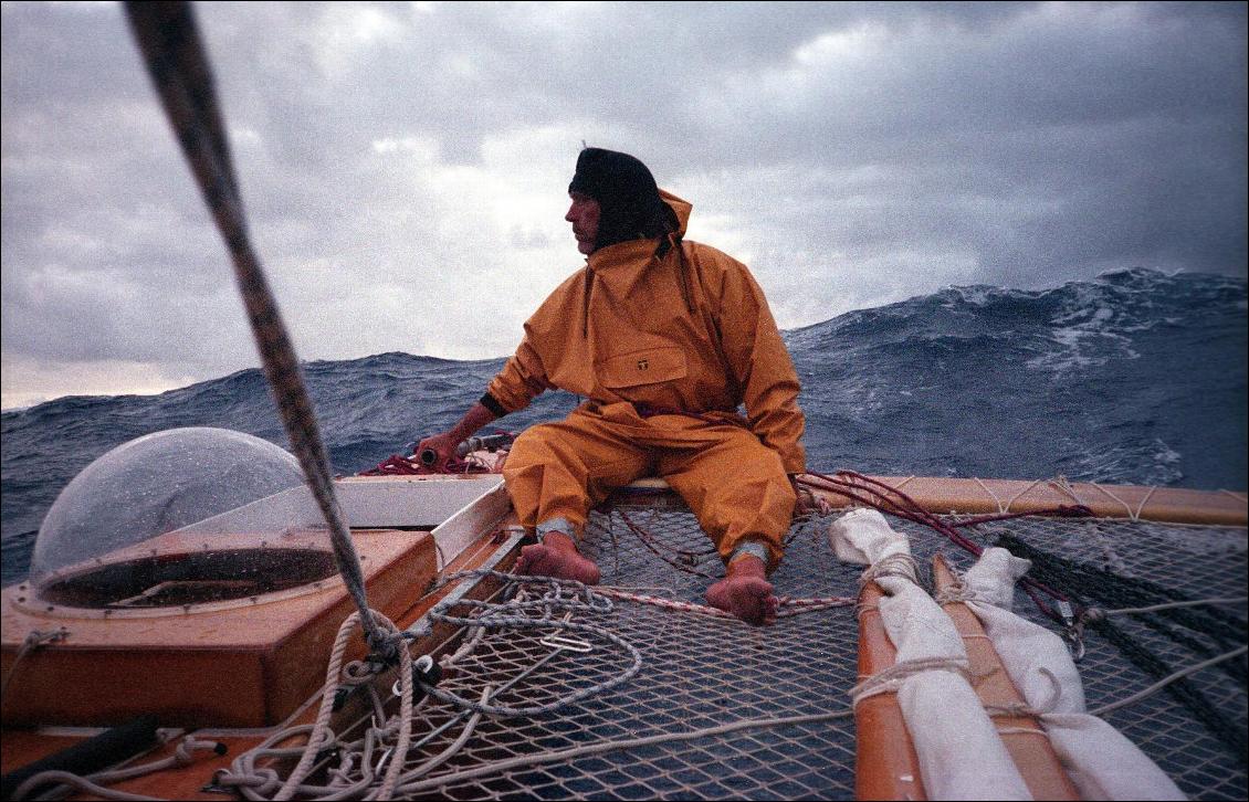 Un voyage sans instrument et sans technologie, cela veut dire aussi sans désalinisateur ni pilote automatique ! Nous sommes épuisés de tenir la barre assis en tailleur, immobiles, chacun 12h par jour.