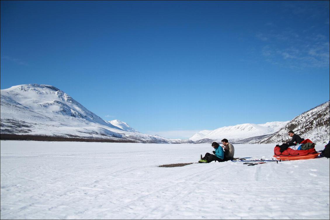 Sur une plage, au bord du lac Teusajaure