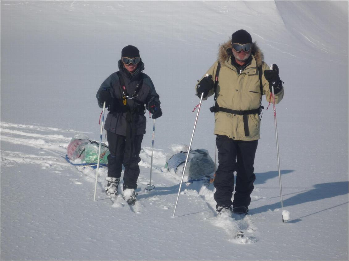 Pulkas légères sans brancards mais avec « frein » en corde, skis de randonnée nordique avec fixations X-Trace acceptant des chaussures « normales » mais bien chaudes quand même...