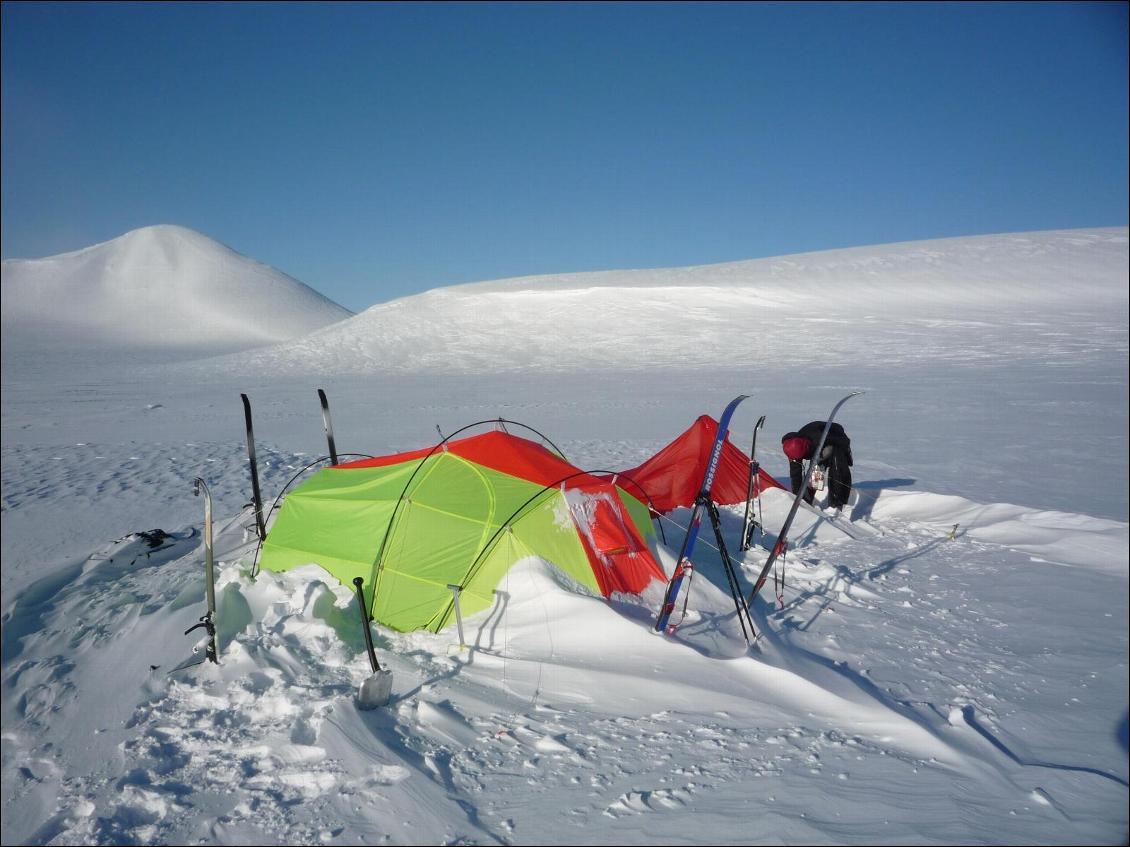 Campement : au premier plan, la tente 3 places construite par Pierre et qui pèse moins de 3 kg ; derrière, la monoplace construite (puis perdue  ) par Thierry. Les skis servent de piquets d’amarrage