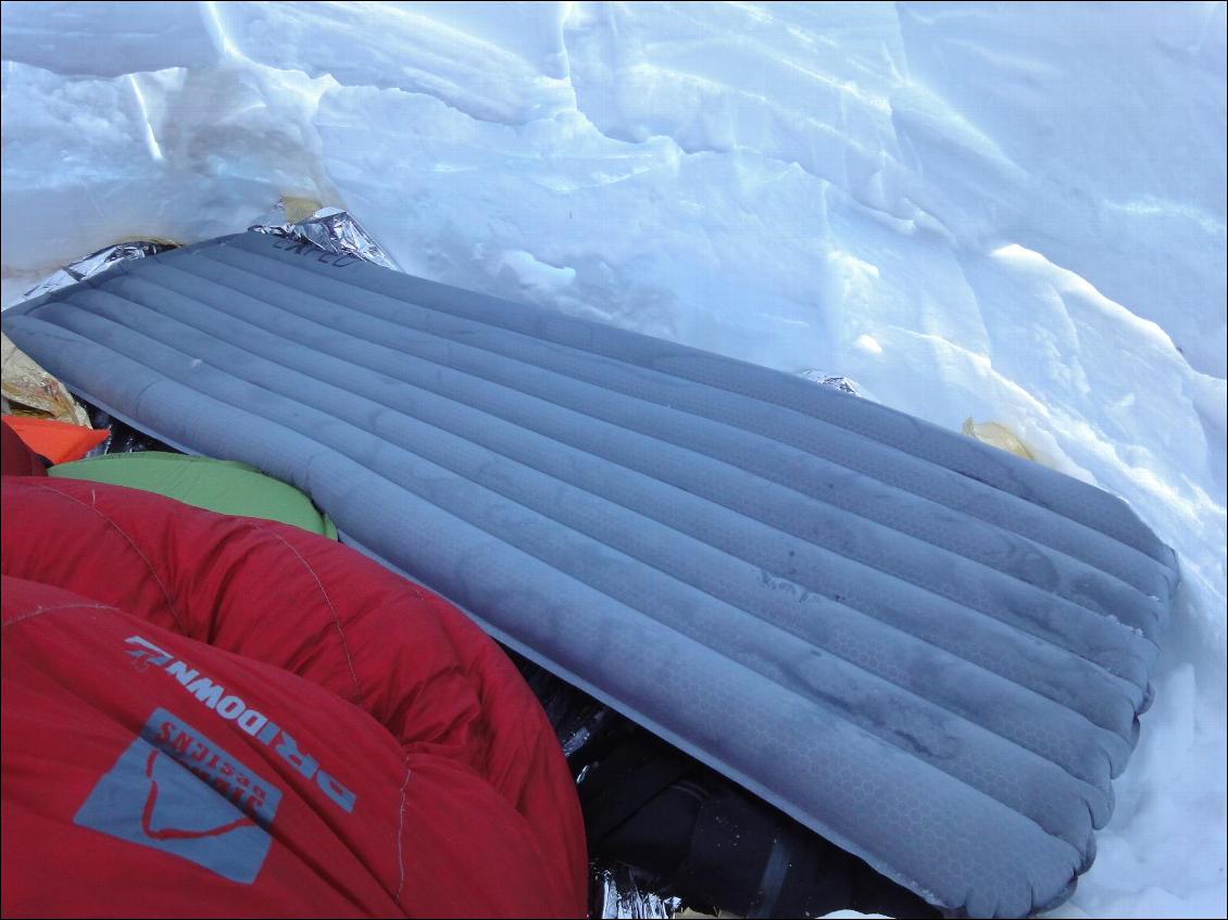 Le matelas Exped DownMat UL 7 dans l'igloo