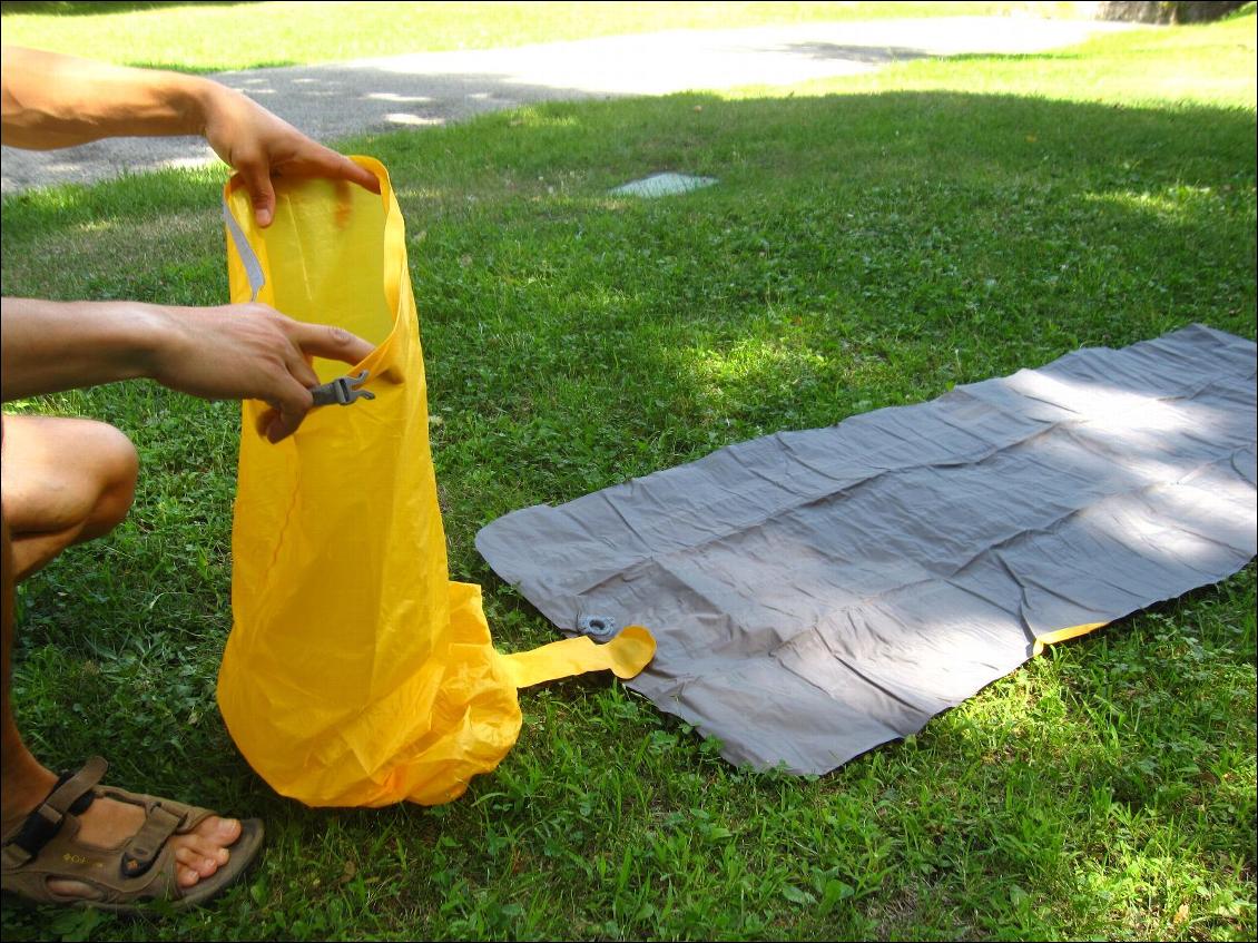 Gonflage du matelas : gonflage du Schnozzel Pumpbag (non fourni)