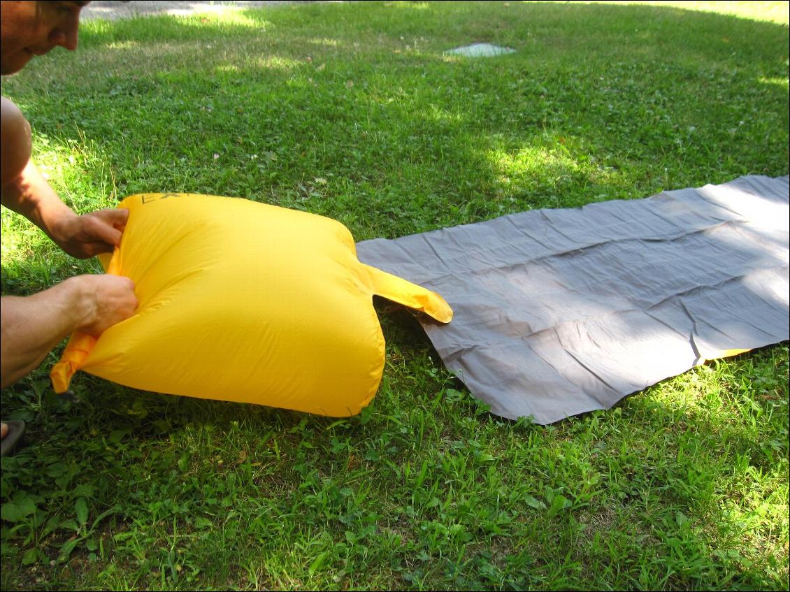 Gonflage du matelas : fermeture du Schnozzel Pumpbag (non fourni)