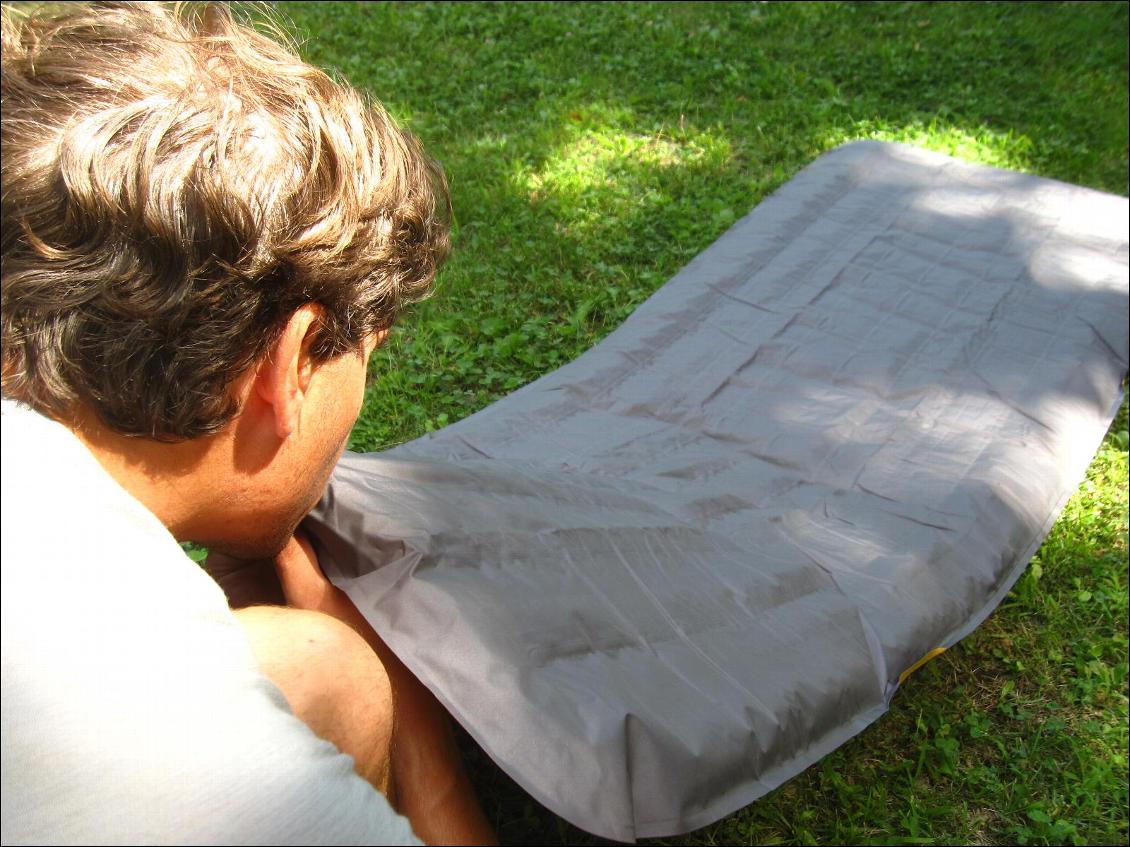 Gonflage du matelas à la bouche