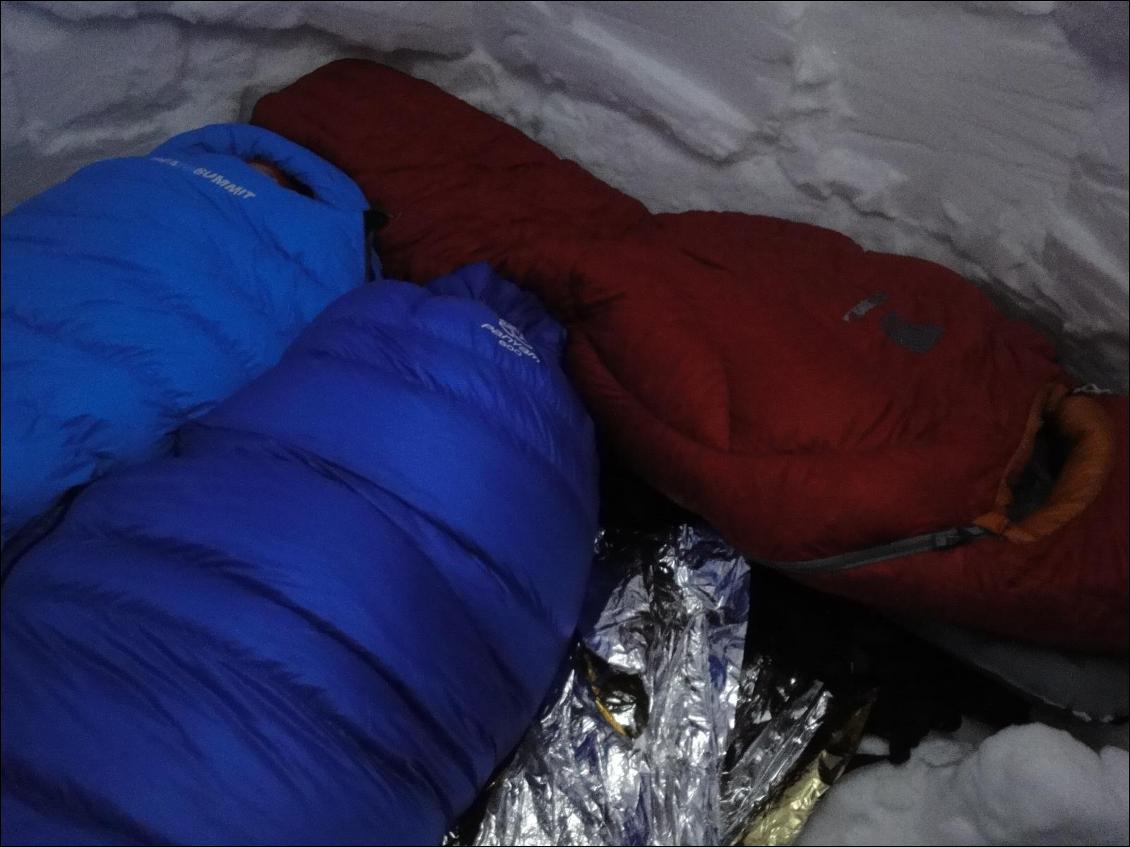 Nuit de test de matelas et sacs de couchage en igloo