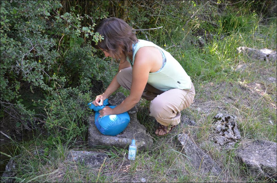 Une fois l'eau ajoutée, on enlève l'air