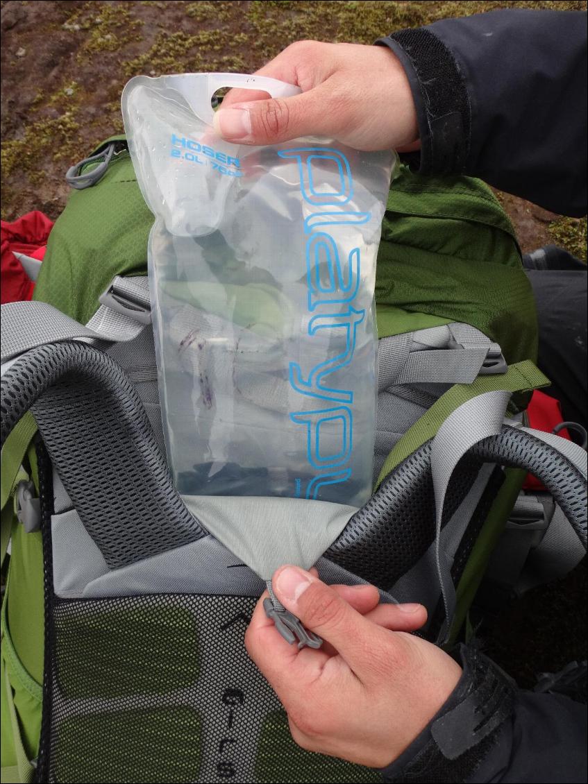 La poche à eau se place dans le compartiment extérieur