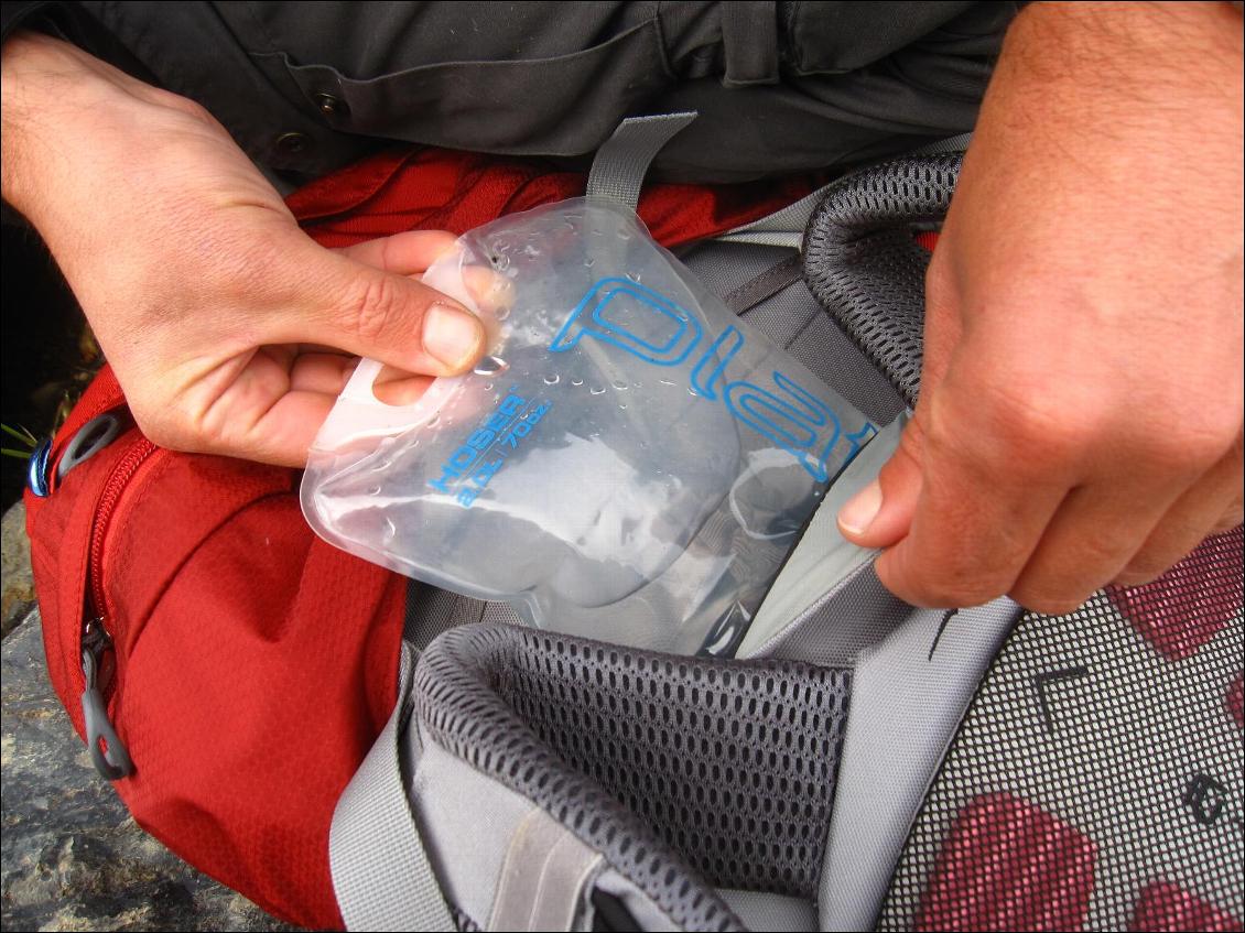 La poche à eau se place dans le compartiment extérieur