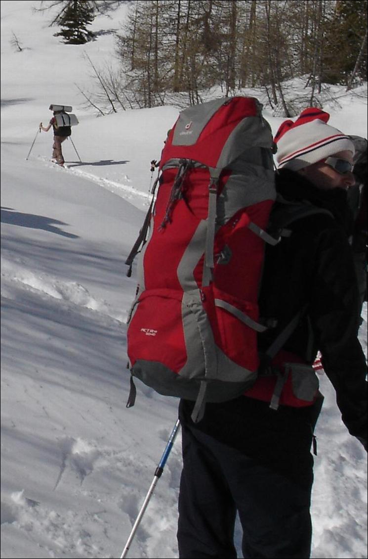 Le sac Deuter ACT 50+10 bien chargé pour une sortie igloo