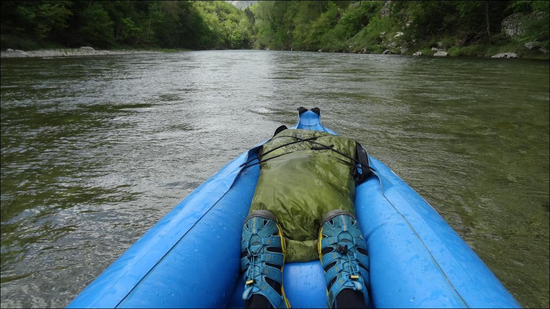 Descente du Tarn en canoë, les Clearwater sont très appropriées portées sur des chaussons néoprène (eau encore fraîche début mai)