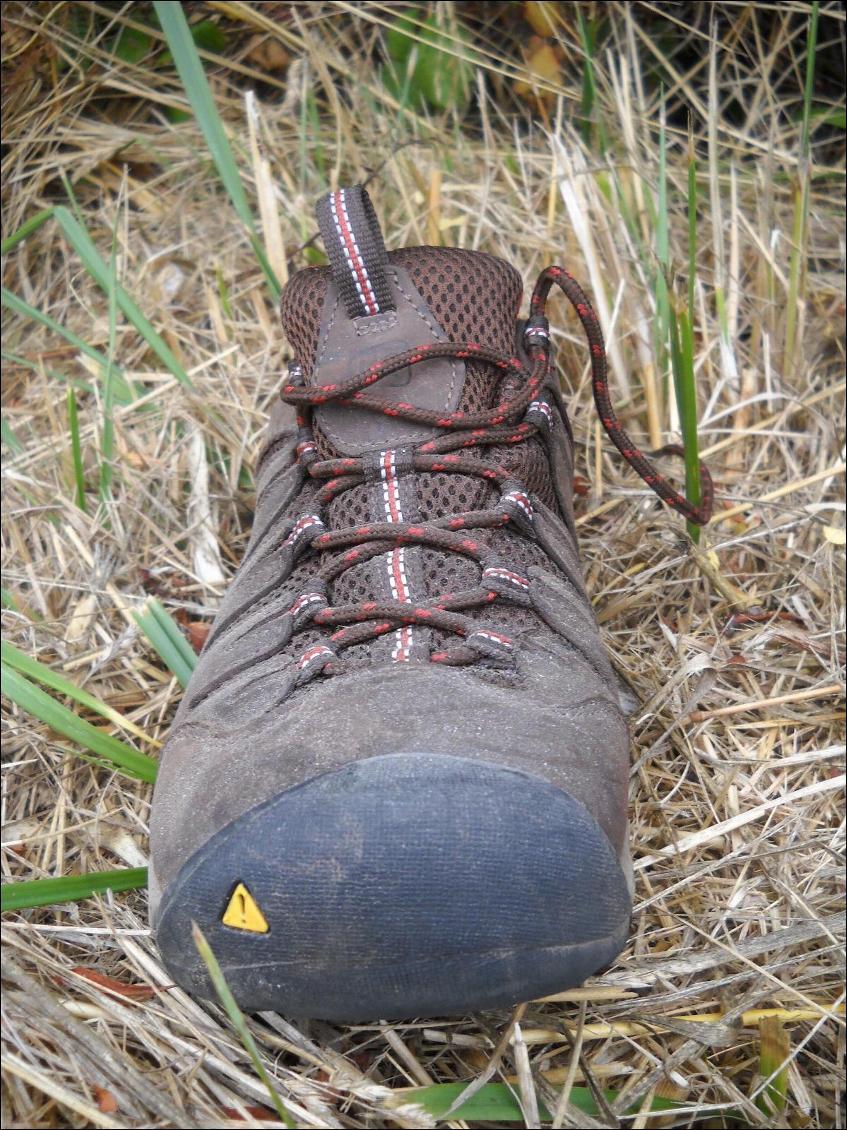 le renfort solide à l'avant de la chaussure vue de face