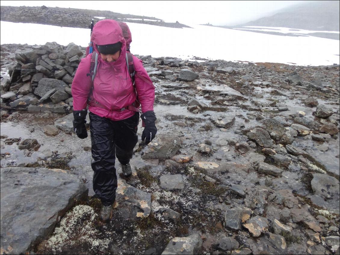 Des heures de marche sous la pluie (par moments grêle/neige) ventée avec un sac de plus de 14 kg, la M10 reste imperméable