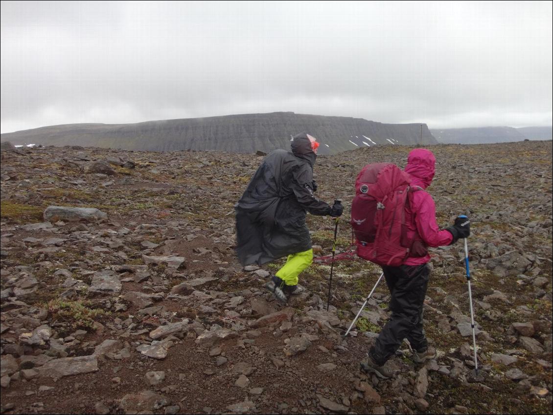 Des heures de marche sous la pluie (par moments grêle/neige) ventée avec un sac de plus de 14 kg, la M10 reste imperméable