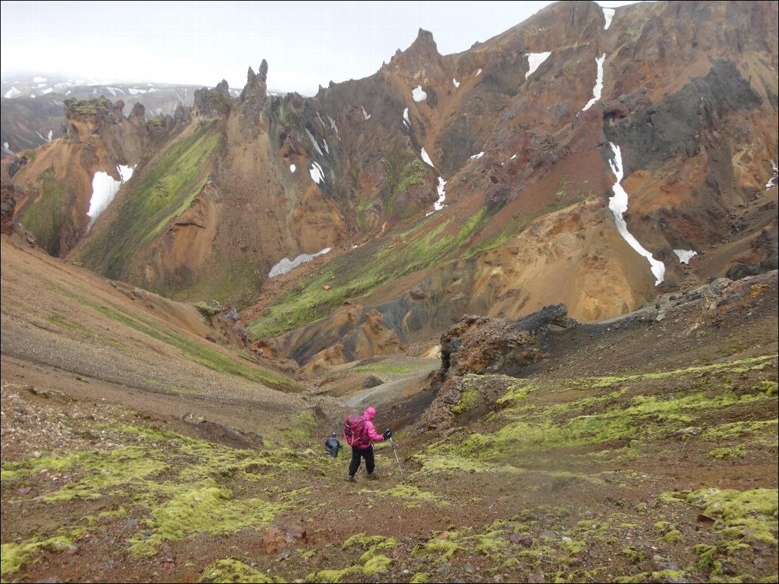 Alternance pluie, bruine, ambiance humide, Anne marche la journée durant avec la M10, aucun souci! (région du Landamannalaugar, Islande)