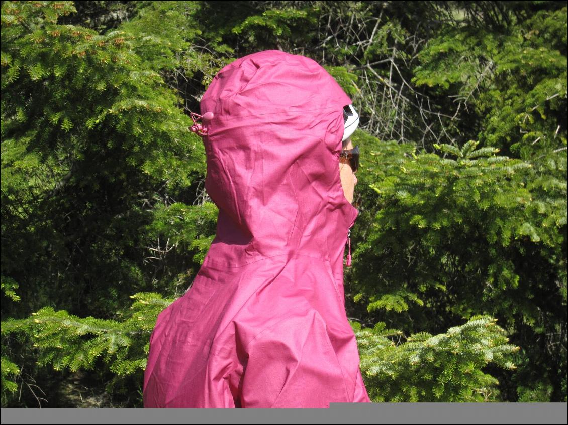 On peut porter un casque de montagne sous la capuche de la M10