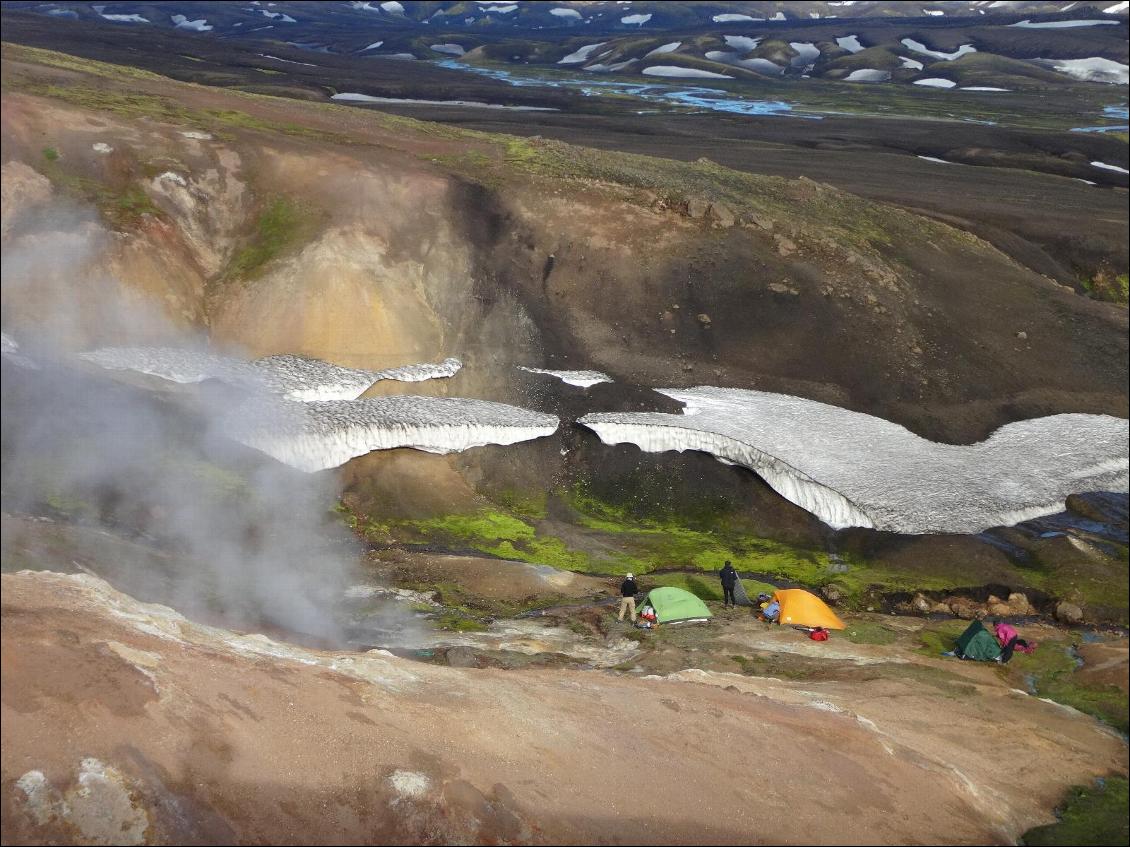 Zones d'activité volcanique, le sol est chaud (terre, boue ou pierres, parfois très chaudes)