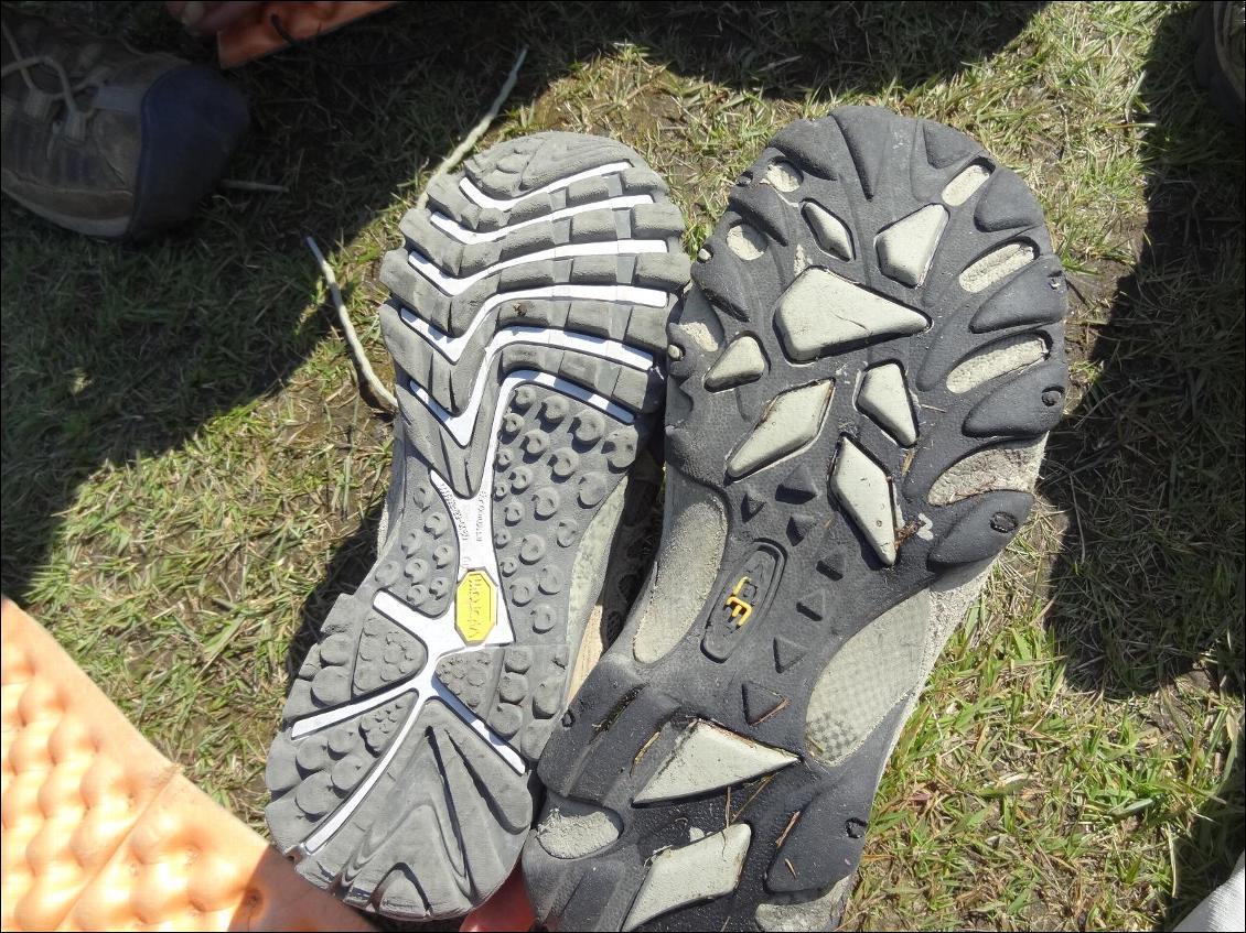 Semelles : Vibram sur la Merrell à gauche, et Keen à droite