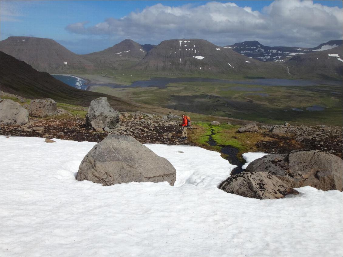 Terrains très variés en Islande : névés, herbe humide, pierres, sable...