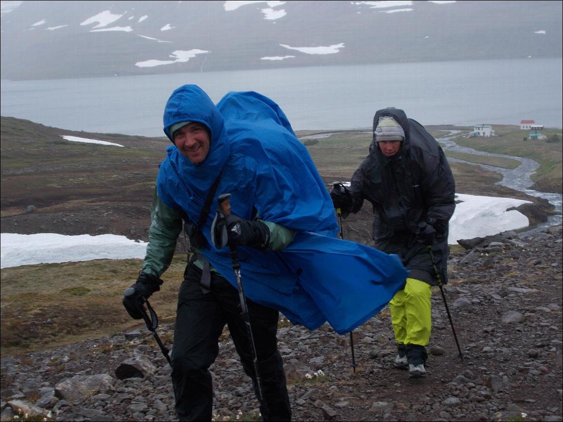 Plusieurs heures de marche sous la pluie ventée aves des passages dans la neige. Je porte un surpantalon et des guêtres sur les Siren. Pieds au sec!