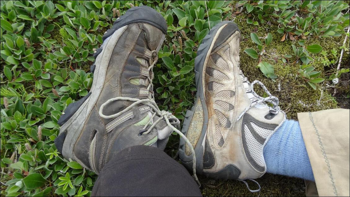 On voit bien le lacet vrillé et le petit bloqueur anti-retour du laçage de la Targhee, bien pratiques et qu'on aurait apprécié sur la Merrell au laçage plus basique