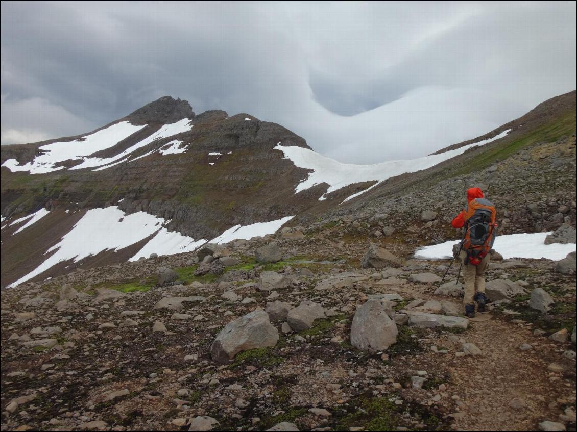 Passage successifs de 2 cols très ventés, la Tecto est bien coupe-vent et la capuche reste bien ajustée et protectrice autour du visage malgré les fortes rafales (région du Hornstrandir, Islande)