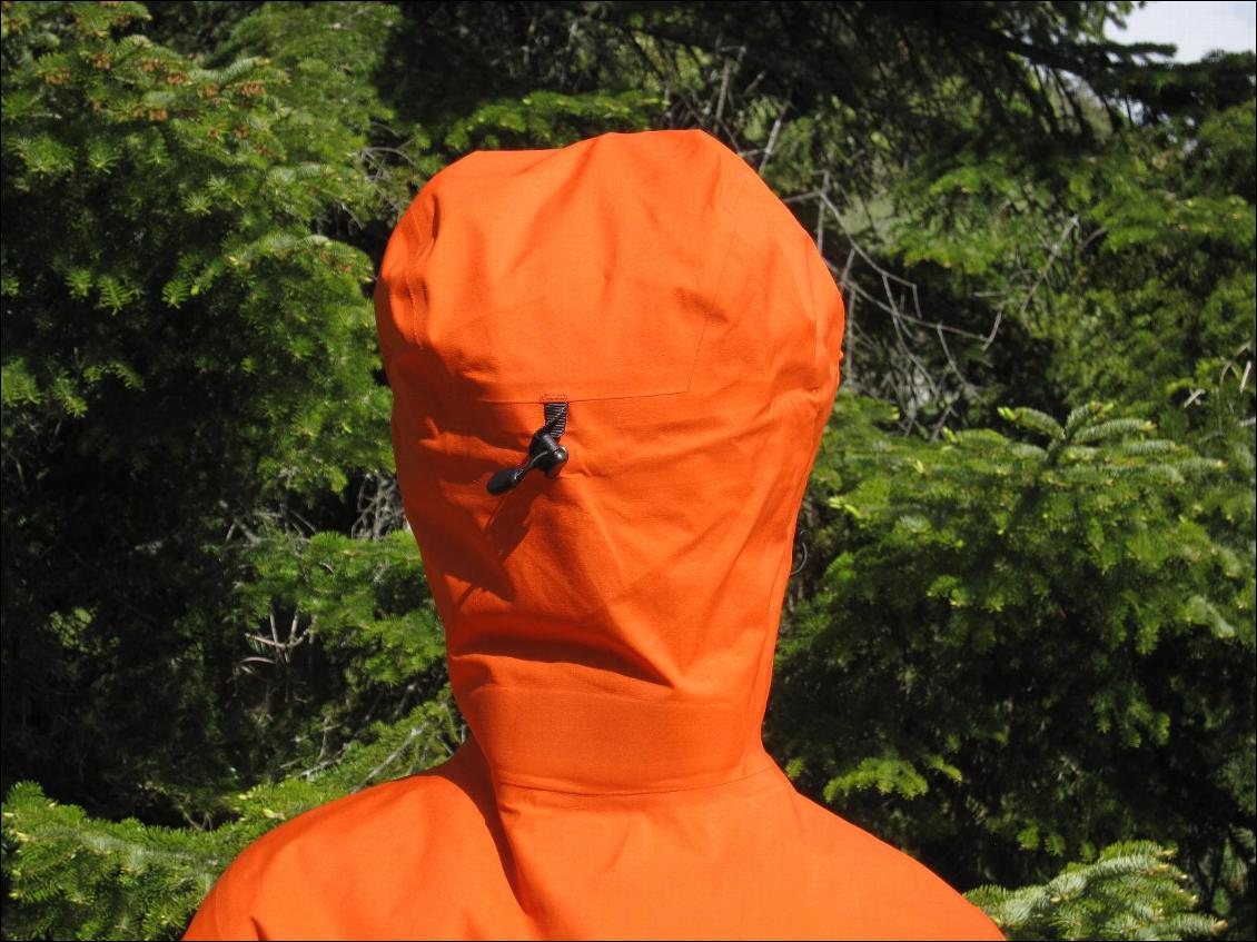 On peut porter un casque de montagne sous la capuche