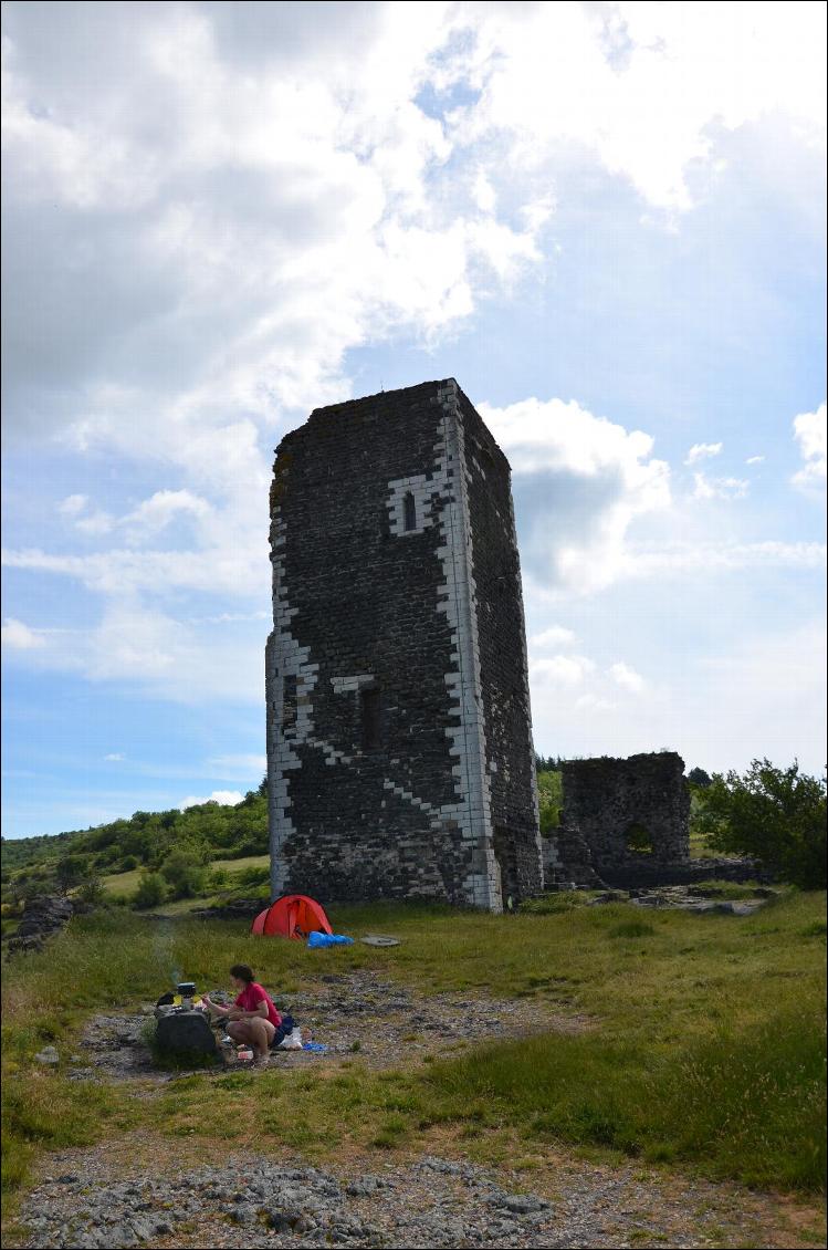 Bivouac au pied de la tour médiévale de Mirabel en Ardèche