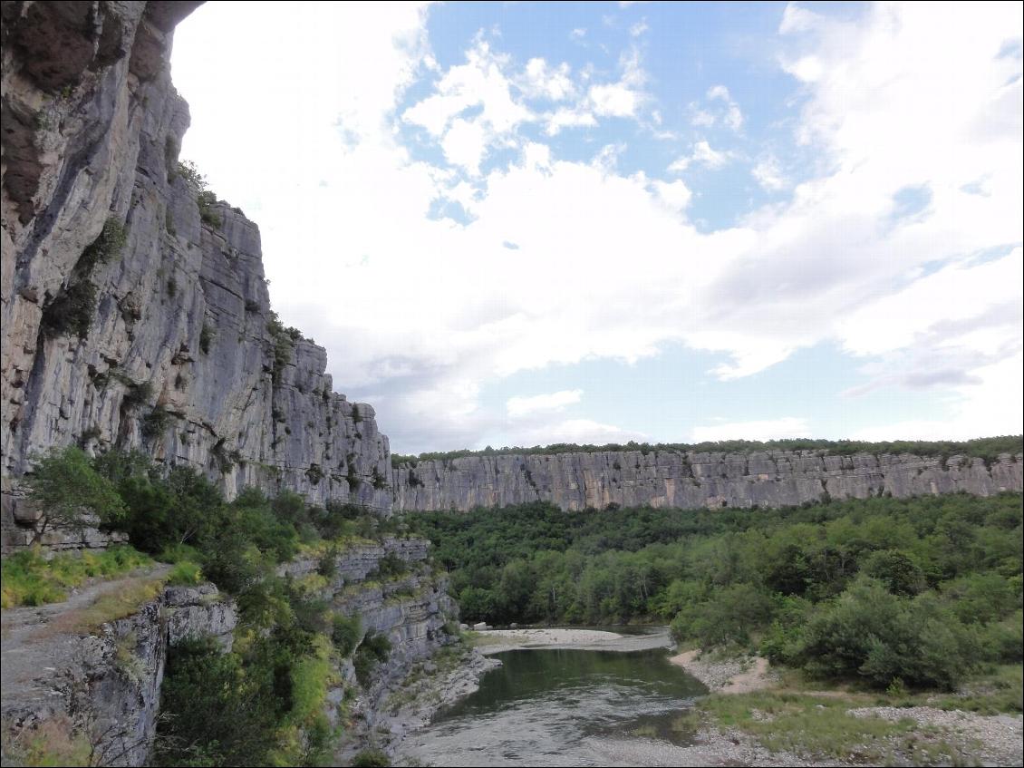 Le cirque des Gens, falaise près de Chauzon, Ardèche