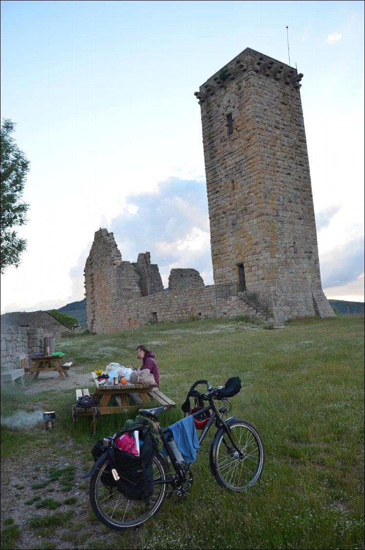 Dîner au pied du donjon de La Garde-Guérin, Lozère