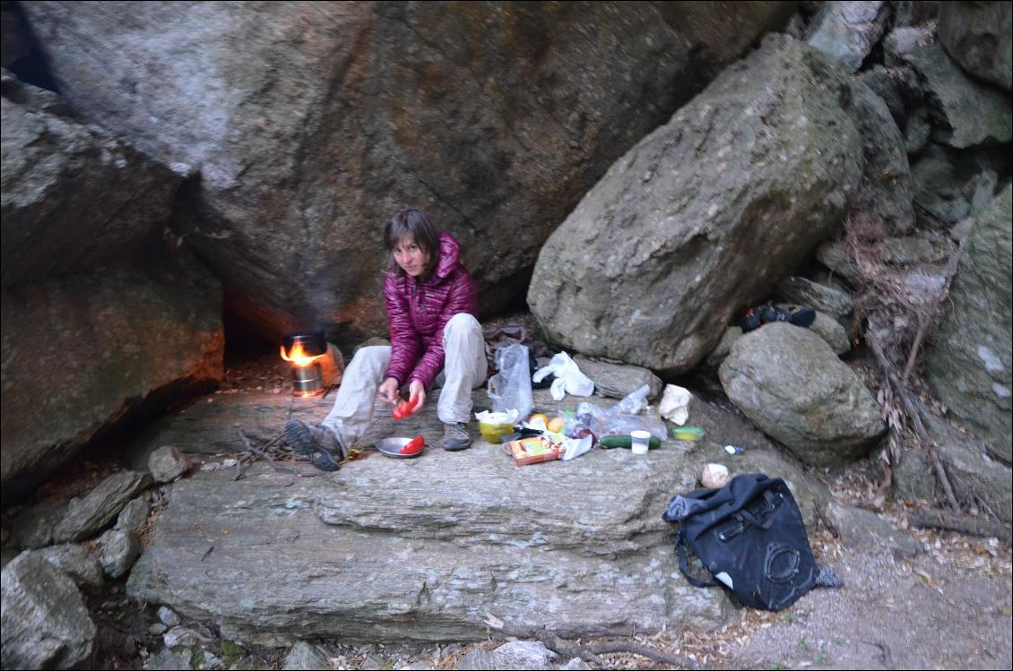 Dîner dans des gorges du Rieutord (affluent de l'Héric) dans le massif du Caroux