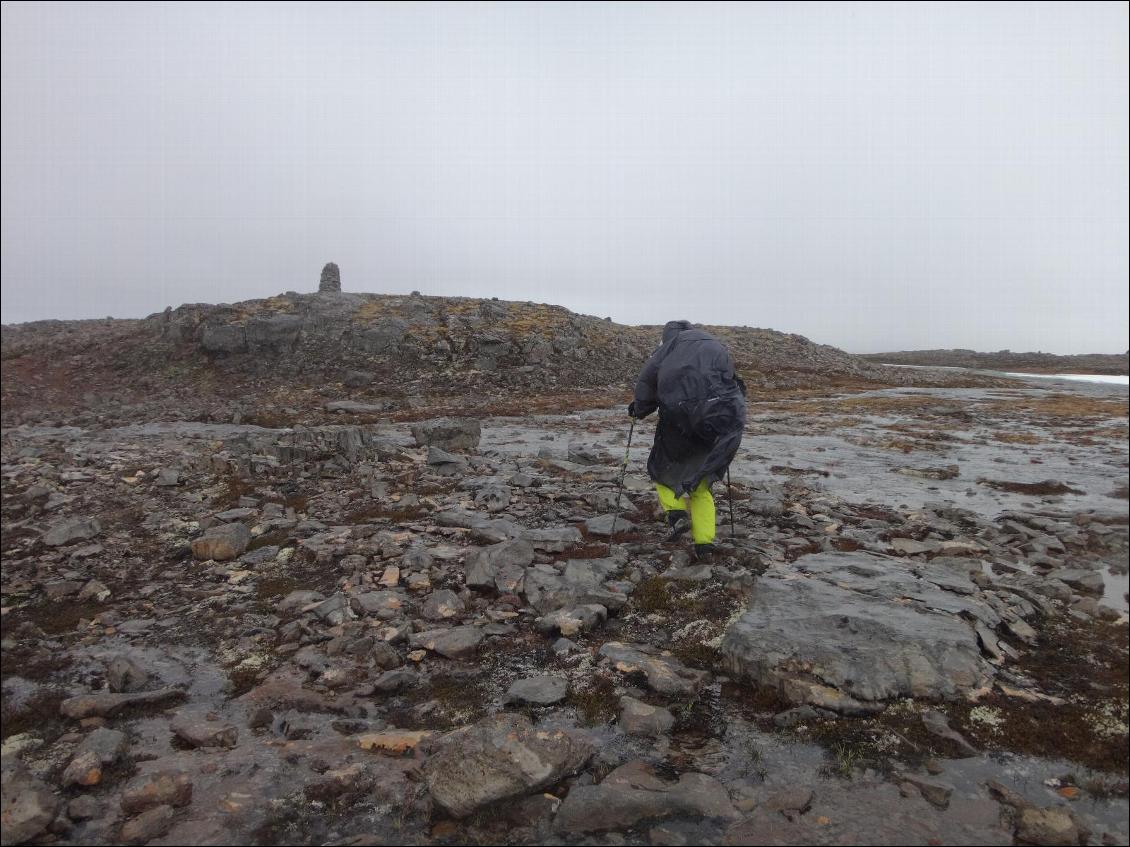 Par conditions difficiles (pluie prolongée et/ou vive), je porte aussi une cape de pluie.