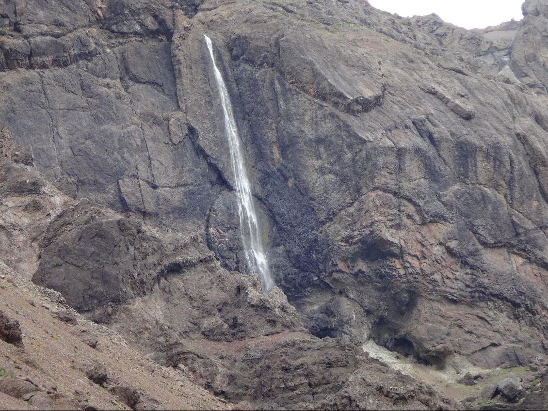 Cascade à l'ombre des nuages au zoom