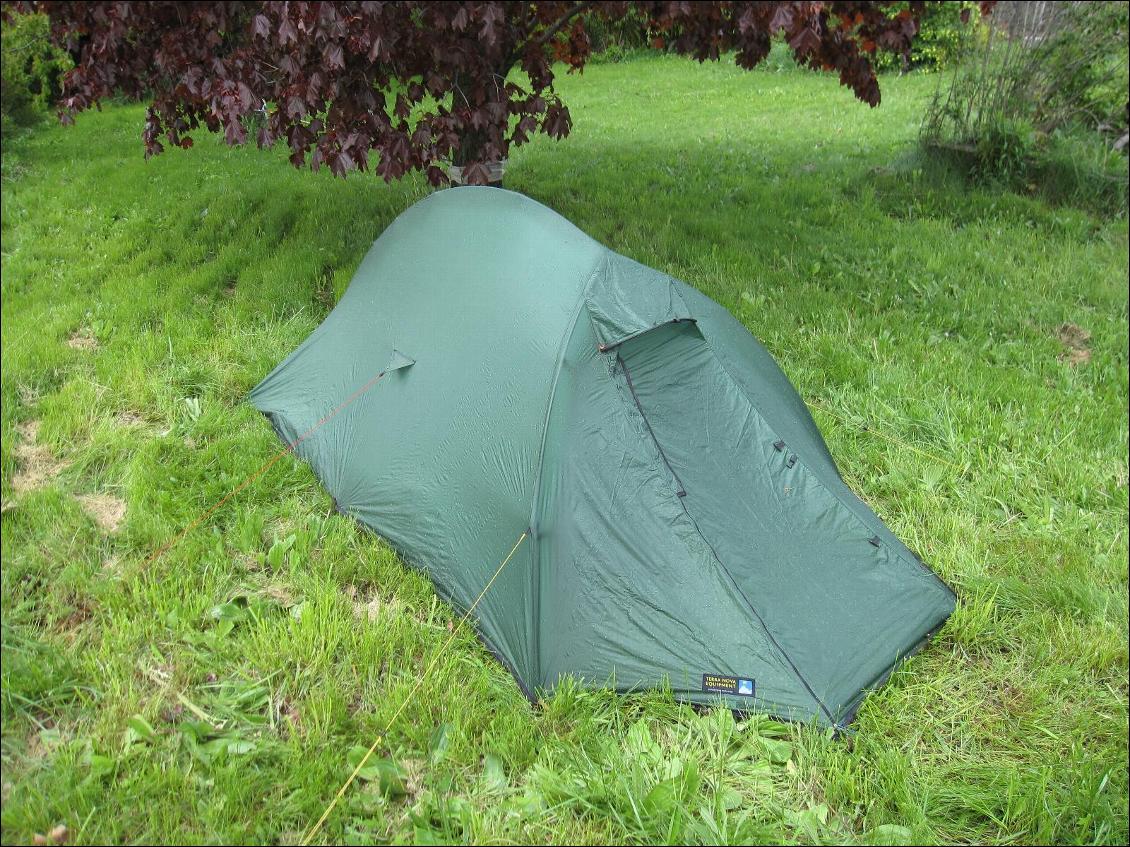 Après plusieurs jours de grosse pluie et de vent : et la tente se tient toujours bien