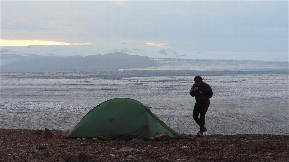 Aux abords de Skaftafell, langue glaciaire du Vatnajokull en fond