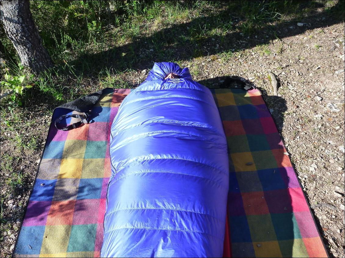 On voit très bien la construction trapézoïdale du sac de couchage