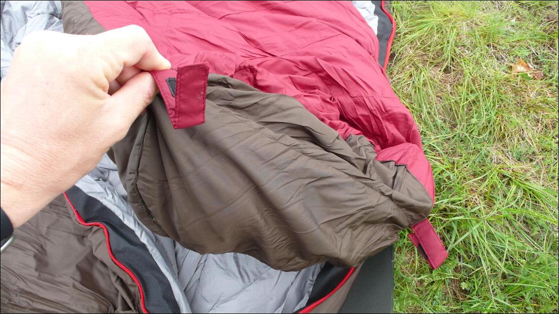 Petites boucles au niveau de la capuche et des pieds de chaque sac permet de les solidariser rapidement l'un à l'autre.