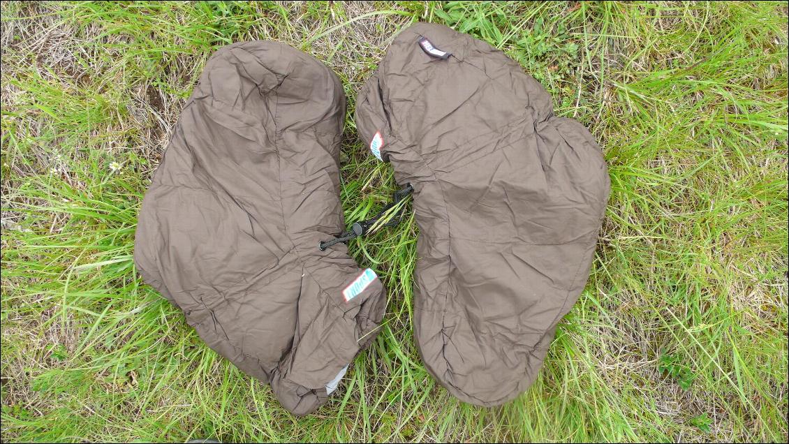 Paire de chaussons en duvet pour une isolation augmentée des pieds pendant le sommeil.