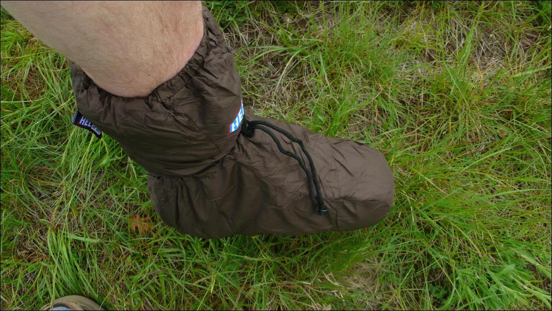 Paire de chaussons en duvet pour une isolation augmentée des pieds pendant le sommeil.