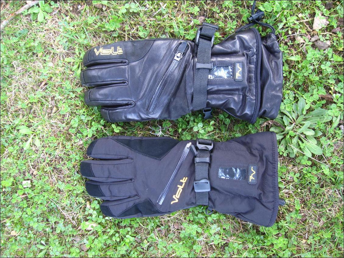 Les gants chauffants Volt Alpine 7v (en bas) et Titan (en haut)