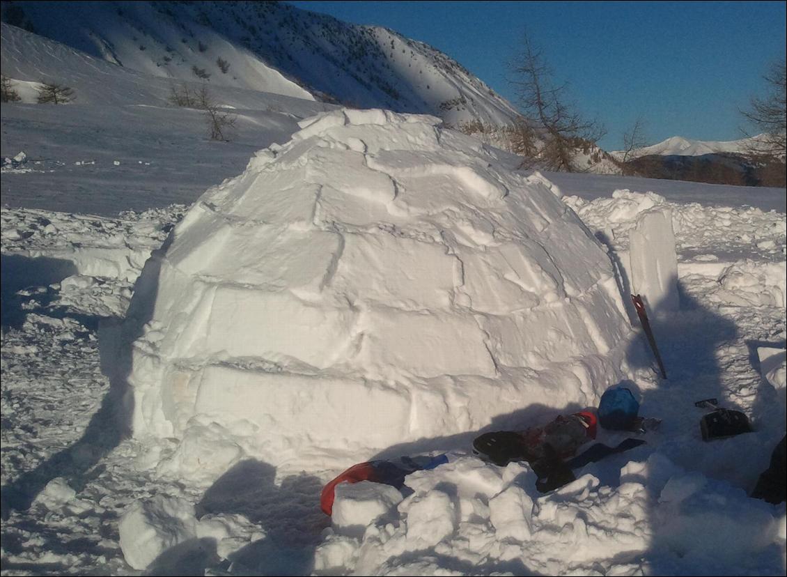 Un week-end de test matériel pour Carnets d'Aventures : construction d'igloos