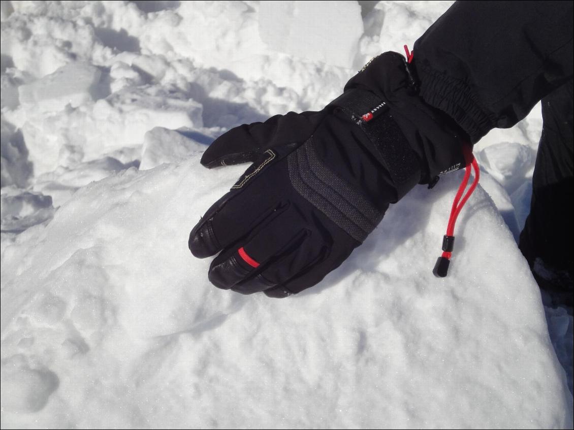 Manipulation des blocs de neige pour la confection d'un igloo