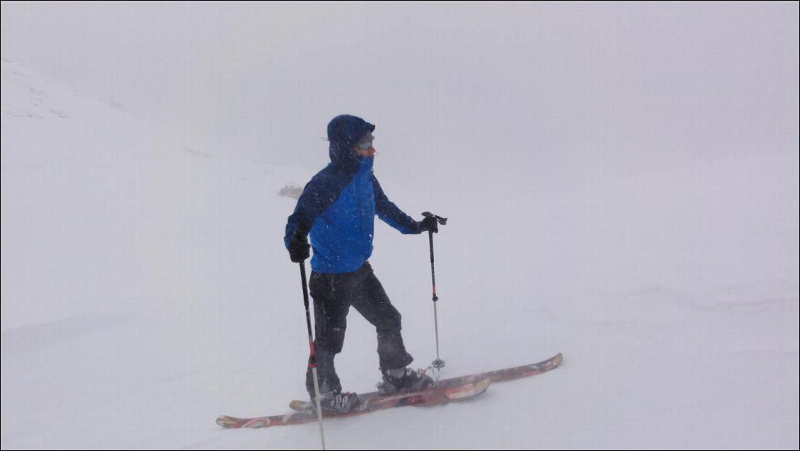 Grand confort, même dans le blizzard. La capuche protège bien l'ensemble de la tête.